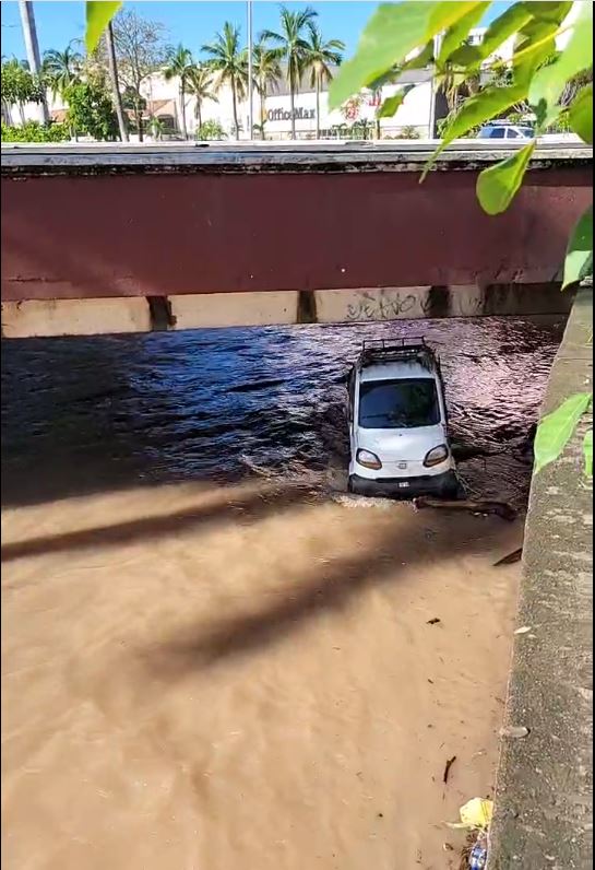 Vallartenses reportan vehículo estancado en el cauce del Santa María (VIDEO)