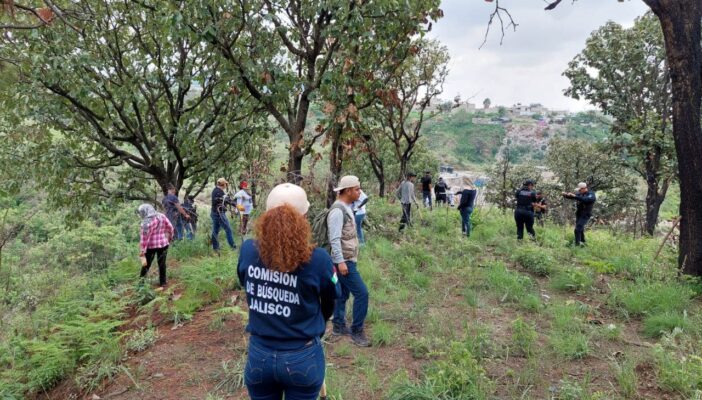 Colectivos de Jalisco exigen a las autoridades seguir trabajando donde se reportaron perros con restos humanos