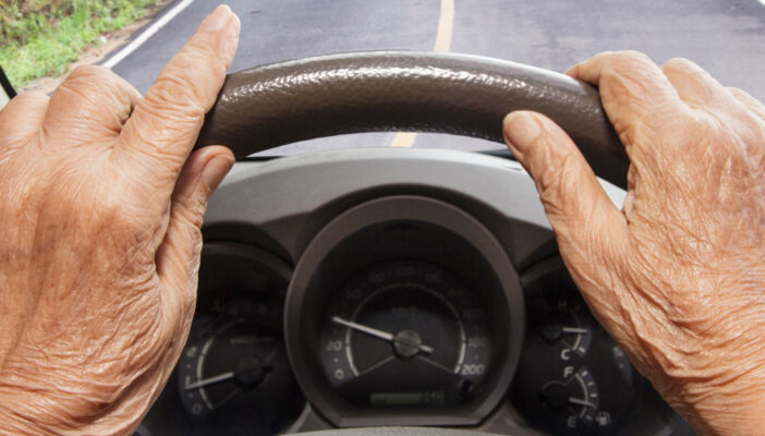 Certificado médico obligatorio para tramitar licencia de adultos mayores en Jalisco