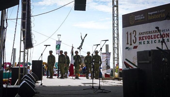 Desfile conmemorativo por la Revolución Mexicana en Bucerías