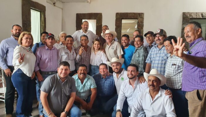 Claudia Delgadillo en reunión con líderes ejidatarios vallartenses