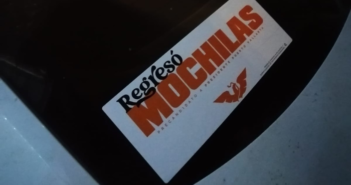 ‘El mochilas’ se impone en Puerto Vallarta… con calcomanías