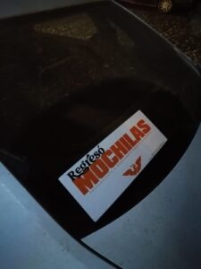 ‘El mochilas’ se impone en Puerto Vallarta… con calcomanías