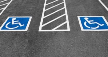Presentarán iniciativa para multar a quien use estacionamientos para discapacitados
