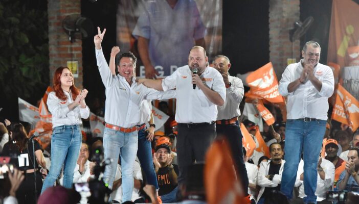 Ramón Guerrero “Mochilas” sorprende con lleno total de salón