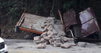 Aparatosa volcadura sobre carretera 200 cerca de Conchas Chinas