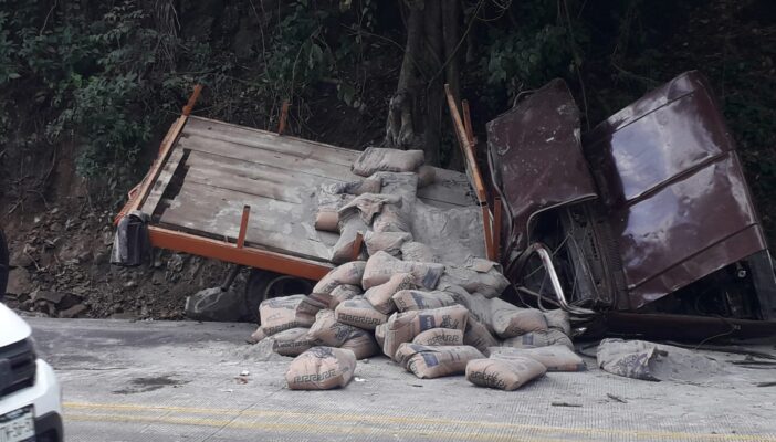 Aparatosa volcadura sobre carretera 200 cerca de Conchas Chinas