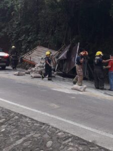 Aparatosa volcadura sobre carretera 200 cerca de Conchas Chinas