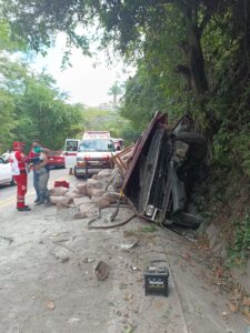Aparatosa volcadura sobre carretera 200 cerca de Conchas Chinas