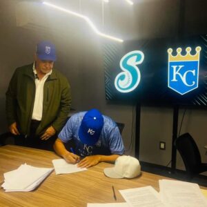 Vallartense Nomar Jiménez firma con los Reales de Kansas City