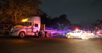 Motociclista pierde la vida al impactarse en tráiler