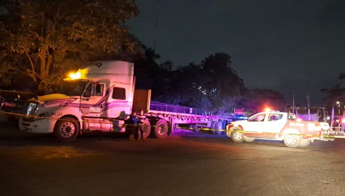 Motociclista pierde la vida al impactarse en tráiler