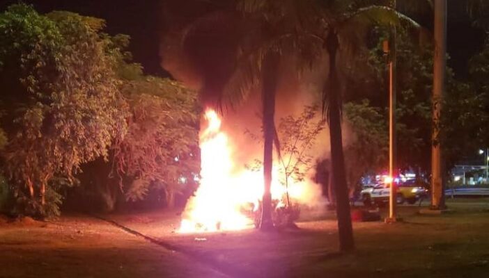 Vuelca y se incendia vehículo a la altura del aeropuerto