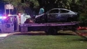 Vuelca y se incendia vehículo a la altura del aeropuerto