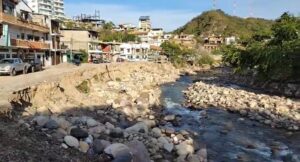 El gran riesgo que representa el Río Cuale para las viviendas cercanas 2 El gran riesgo que representa el Río Cuale para las viviendas cercanas