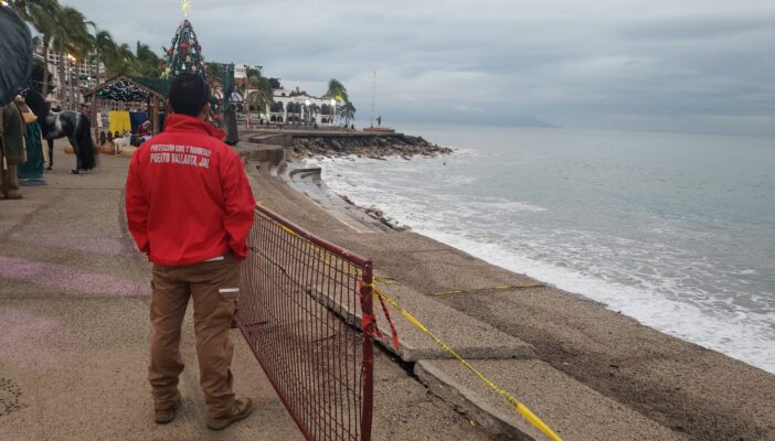 Protección civil coloca banderas amarillas en playas de Puerto Vallarta