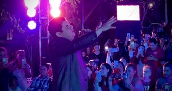 VIDEO: Alfredo Olivas da ‘palomazo’ en la inauguración del parador turístico