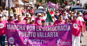 Marcha por la Democracia reúne a políticos vallartenses