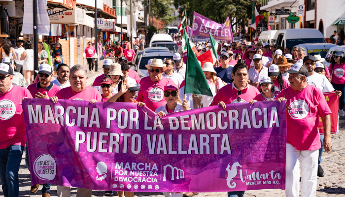 Marcha por la Democracia reúne a políticos vallartenses