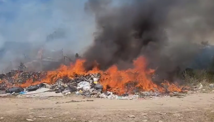 Se registra incendio en basurero clandestino en Fluvial Vallarta