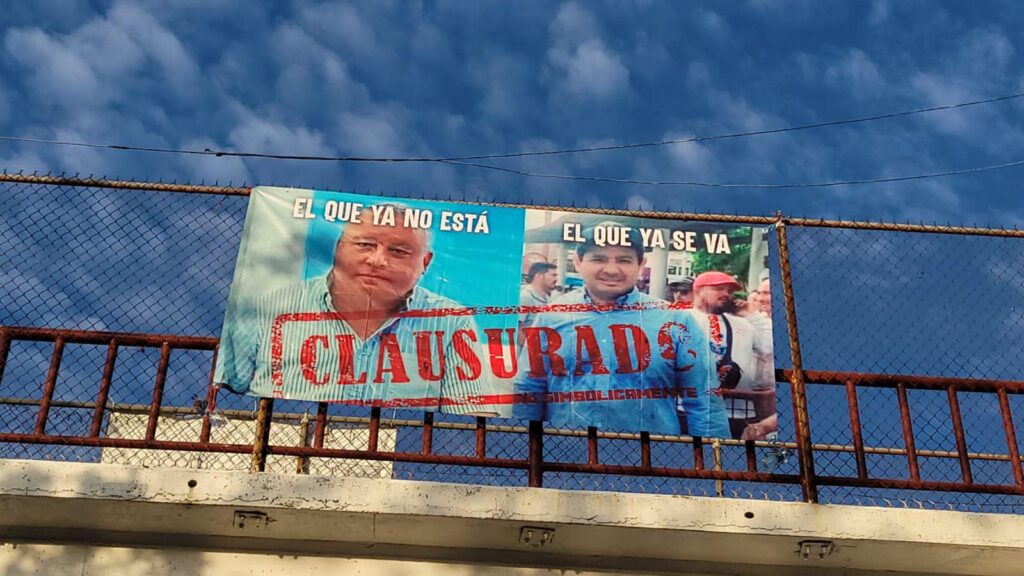 En este proceso electoral buscamos una campaña libre y sana: Adolfo López 1 manta colocada en el Puente de los Milagros