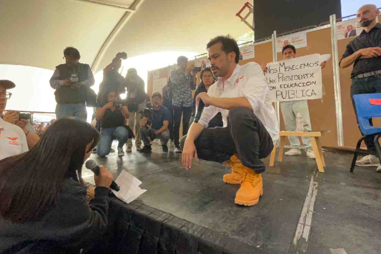 Jorge Máynez es recibido en la UAM-Xochimilco 1 Máynez con estudiante