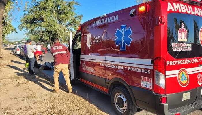 Motociclista no mide distancia y se impacta contra camioneta 