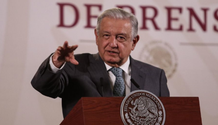 AMLO se despide de los maestros con aumento del 10%