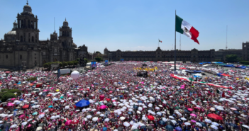 Marea Rosa inunda el Zócalo de la Ciudad de México