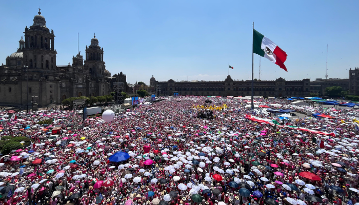 Marea Rosa inunda el Zócalo de la Ciudad de México
