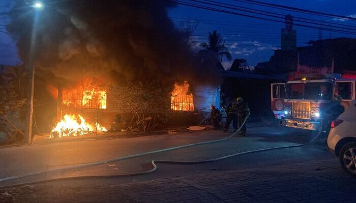 Voraz incendio consume vivienda en Lomas del Coapinole