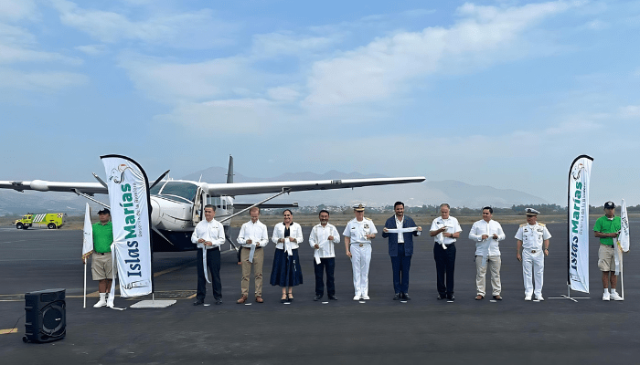 Inauguran primer vuelo comercial de Tepic a Islas Marías
