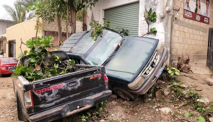 Camioneta se impacta y vuelca en colonia Lomas del Calvario 