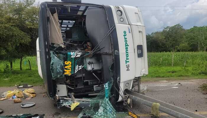Autobús de transporte público vuelca en la carretera estatal 544