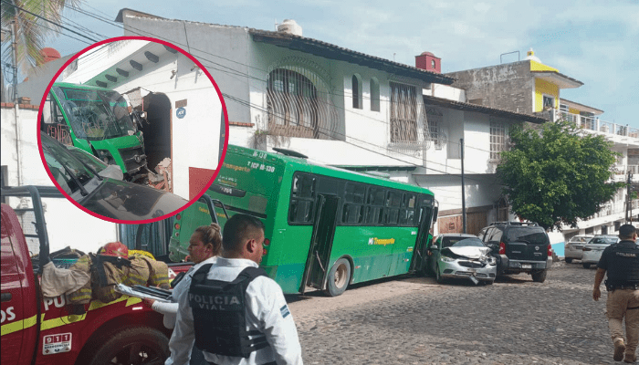 Camión de transporte público impacta contra vivienda en la 5 de diciembre