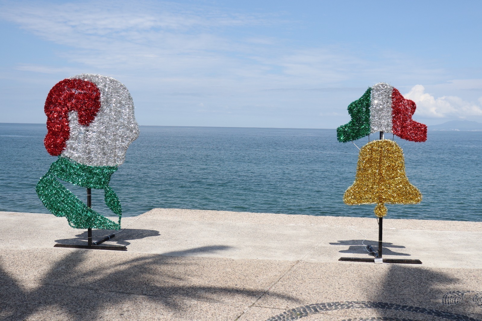 Reciclan adornos patrios en el malecón de Puerto Vallarta 1 Reciclan adornos patrios en el malecón de Puerto Vallarta