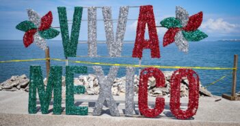 Reciclan adornos patrios en el malecón de Puerto Vallarta