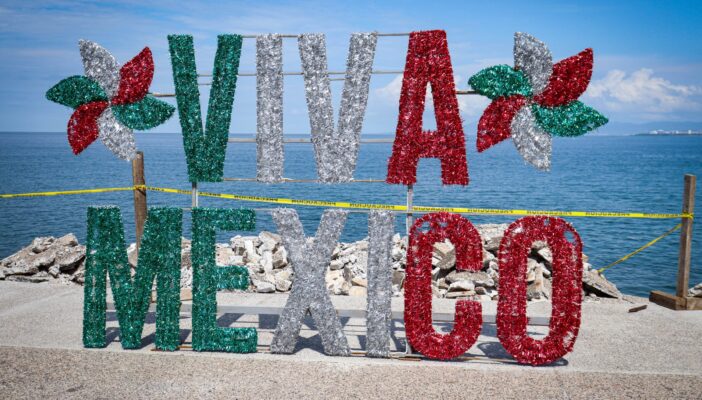 Reciclan adornos patrios en el malecón de Puerto Vallarta