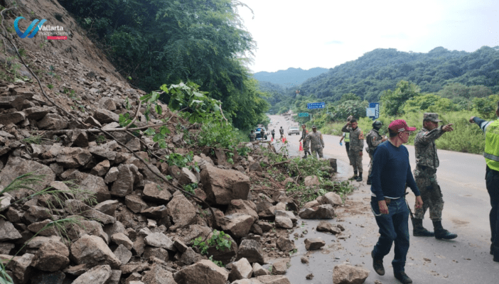 Deslaves en carretera federal 200