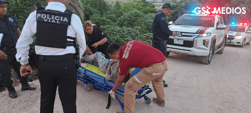 Accidente por la brecha que conduce al campo de golf en la Colonia Ampliación Laguna del Valle.