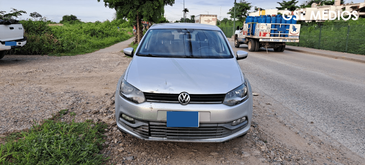 Coche impacta a motociclistas en Av. México 1 Vehículo que impactó a motociclistas en Av. México (Puerto Vallarta).