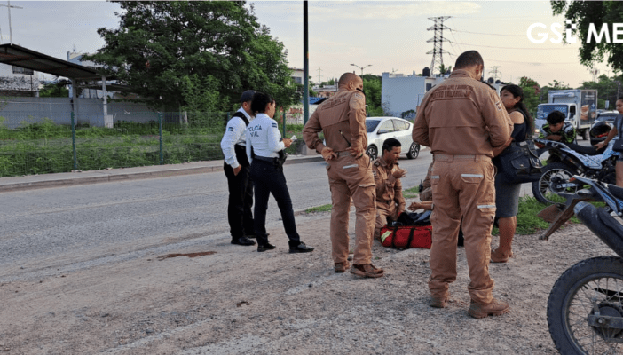 Autoridades atendiendo el accidente en la Av. México de Puerto Vallarta.