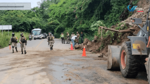 Autoridades atendiendo los deslaves en la carretera federal 200