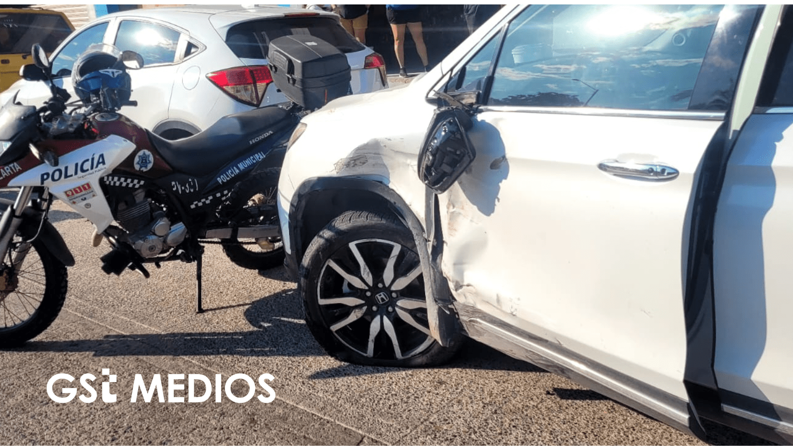 fuerte accidente vial en el que se vieron involucrados un automóvil de la marca Honda color blanco, y una motocicleta