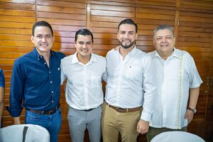 El presidente municipal, Luis Munguia junto a otros miembros del consejo de administración de Seapal Vallarta.