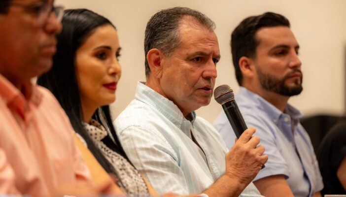 El licenciado Andrés González Palomera haciendo uso de la palabra.