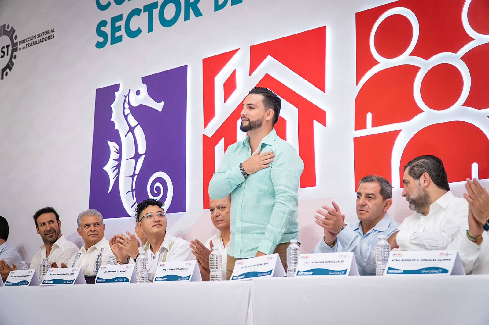 El alcalde Luis Munguía durante el Cuarto Congreso Nacional del Sector de los Trabajadores del INFONAVIT.