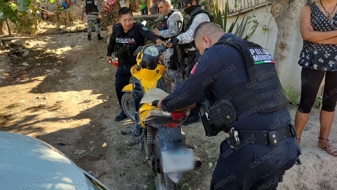 Motocicleta asegurada por tener placas sobrepuestas.