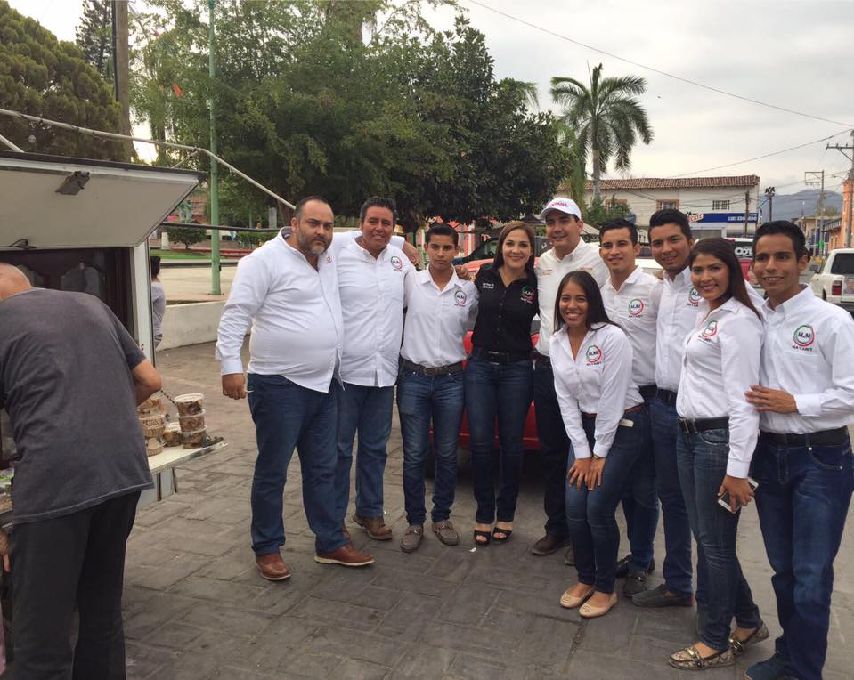 Karina Polanco y Héctor Santana durante la campaña del segundo a la alcaldía de Bahía de Banderas en 2017.