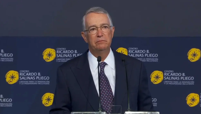 Salinas Pliego demanda a 8 periodistas y comunicadores por presuntamente afectar a Banco Azteca.